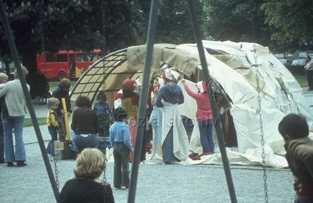 "Spielbus Zürich" - Kinder verkleiden und schminken sich; 1977