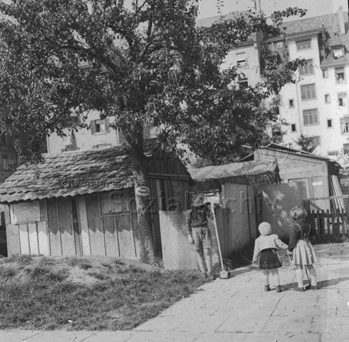 "Bauspielplatz Wipkingen", Zürich - Junge und zwei Mädchen beim Spielen; um 1960