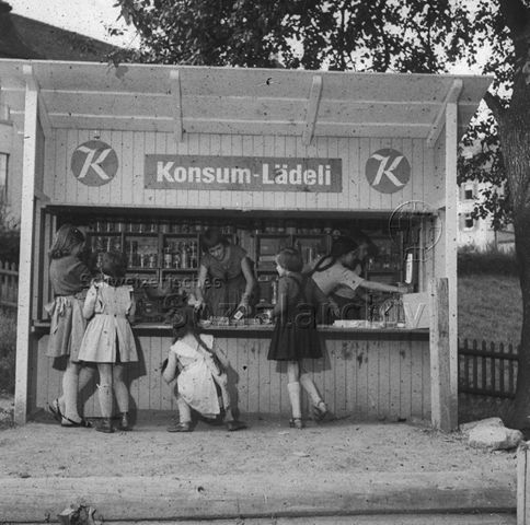 "Verkaufsladen, Robinsonspielplatz Wipkingen", Zürich - Kinder im und vor dem Verkaufsstand; um 1965