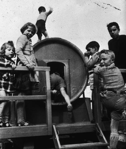 Spielplatz - "Ausgedientes Fahrzeug als Kriechröhre"; um 1965