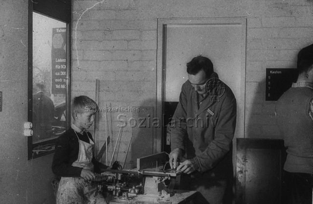 "Freizeitleiter in Bern" - Leiter und Junge an der Kreissäge; um 1965