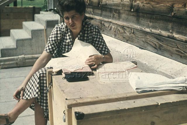 "Leiterkurs Gwatt", Thun - Frau beim Studieren von Unterlagen; um 1975