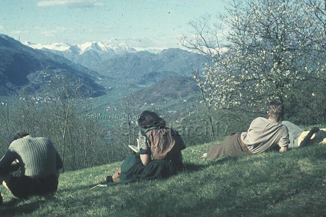 "Rast" - Jugendliche bei einer Wanderung; um 1965