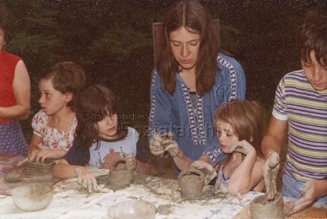 Bosco della Bella, Feriendorf für kinderreiche Familien - Kinder und junge Frau beim Basteln mit Ton; 1978