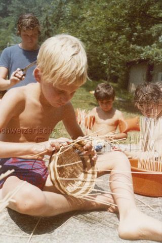 Bosco della Bella, Feriendorf für kinderreiche Familien - Kinder beim Flechten von Körben; 1978