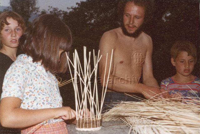 Bosco della Bella, Feriendorf für kinderreiche Familien - Kinder und ein Mann beim Flechten von Körben; 1978