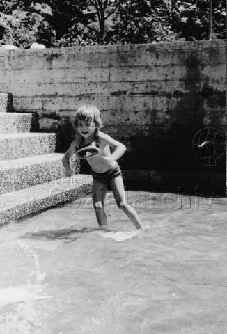 Bosco della Bella, Feriendorf für kinderreiche Familien - Mädchen mit Taucherbrille im Schwimmbad; um 1975