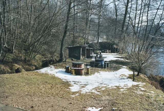 Bosco della Bella, Feriendorf für kinderreiche Familien - Ansicht der Aussenanlage im Winter, Tische, Feuerstelle; 2002
