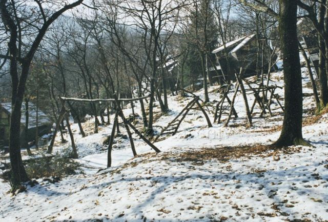 Bosco della Bella, Feriendorf für kinderreiche Familien - Ansicht der Aussenanlage im Winter, Spielplatz; 2002