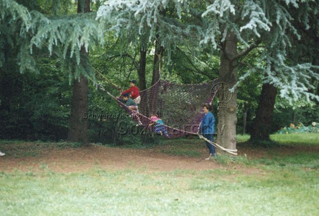 Bosco della Bella, Feriendorf für kinderreiche Familien - Kinder im Kletternetz; 1995
