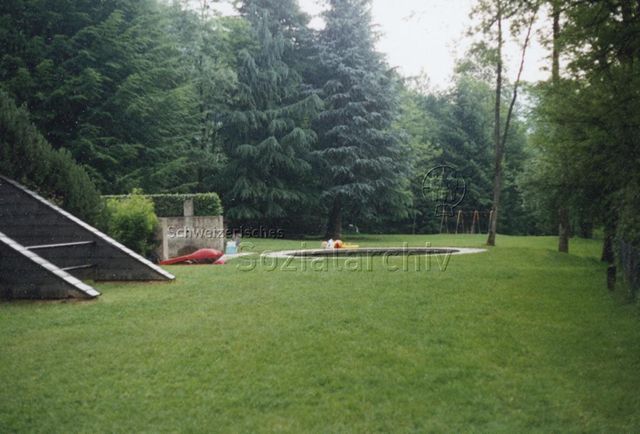 Bosco della Bella, Feriendorf für kinderreiche Familien - Ansicht der Aussenanlage, Wiese, Schwimmbad; 1995