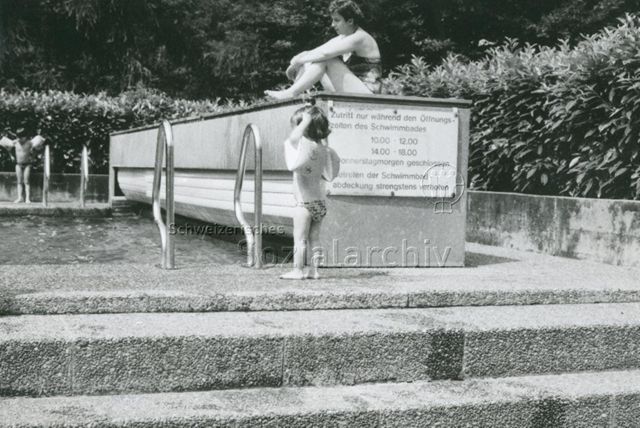 Bosco della Bella, Feriendorf für kinderreiche Familien - Mutter und zwei Kinder beim Schwimmbad; um 1990
