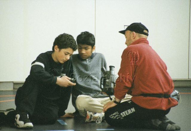 Kinderkonferenz Fegets - Zwei Jungen und eine Aufsichtsperson mit Videokamera; 2000