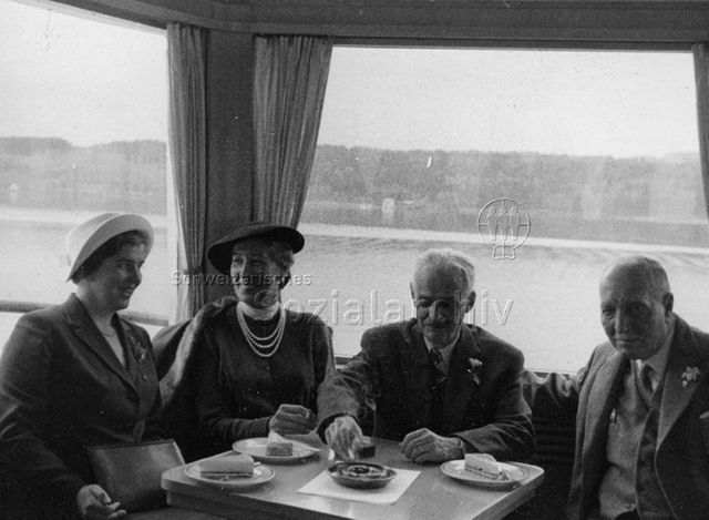 Frau Binder, Frau Wille, Herr Binder und Herr Wille (rechts), Ausflug nach Schmerikon; 13.04.1957