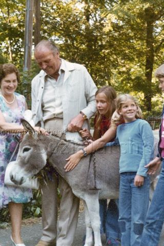 Bosco della Bella, Feriendorf für kinderreiche Familien - Frau, Mann und Kinder streicheln Esel an 1. August-Feier; 01.08.1977