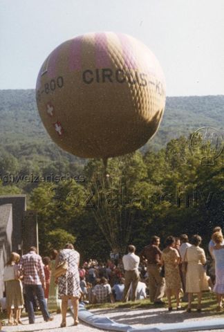 Bosco della Bella, Feriendorf für kinderreiche Familien - Heissluftballon an 1. August-Feier; 01.08.1977