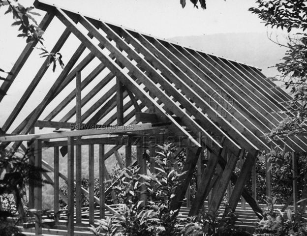 Bosco della Bella, Feriendorf für kinderreiche Familien - Holzkonstruktion eines Ferienhauses; um 1960