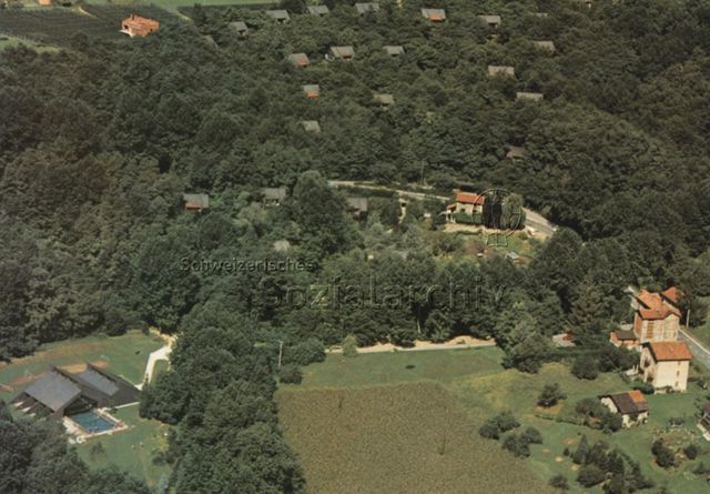 Bosco della Bella, Feriendorf für kinderreiche Familien - Ansicht der Anlage aus Vogelperspektive; um 1975