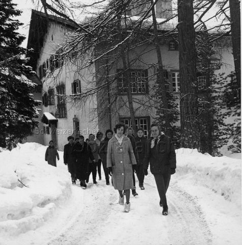 Mütterferien im "Chesa Spuondas" St. Moritz - Spaziergang im Schnee; um 1960