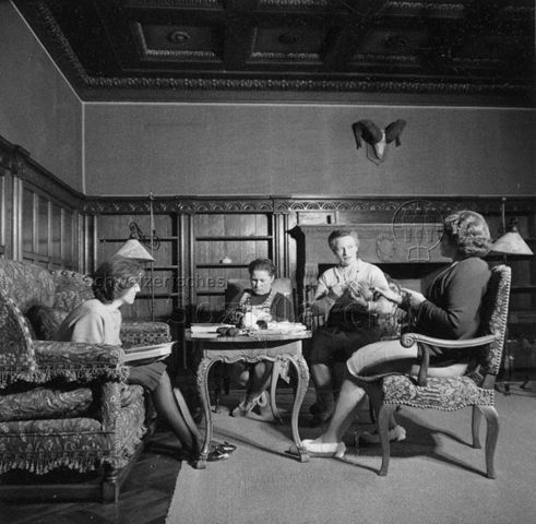 Mütterferien im "Chesa Spuondas" St. Moritz - Drei Frauen beim Stricken, eine vierte Frau liest; um 1960