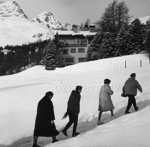 Mütterferien im "Chesa Spuondas" St. Moritz - Spaziergang im Schnee, im Hintergrund das "Spuondas"; um 1960