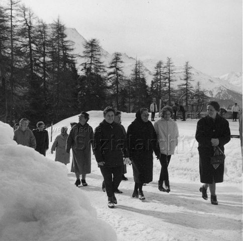 Mütterferien im "Chesa Spuondas" St. Moritz - Spaziergang im Schnee; um 1960