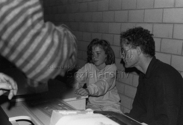 "Ferienpass/Computergrafik" - Mädchen und Kursleiter vor dem Bildschirm; 1990