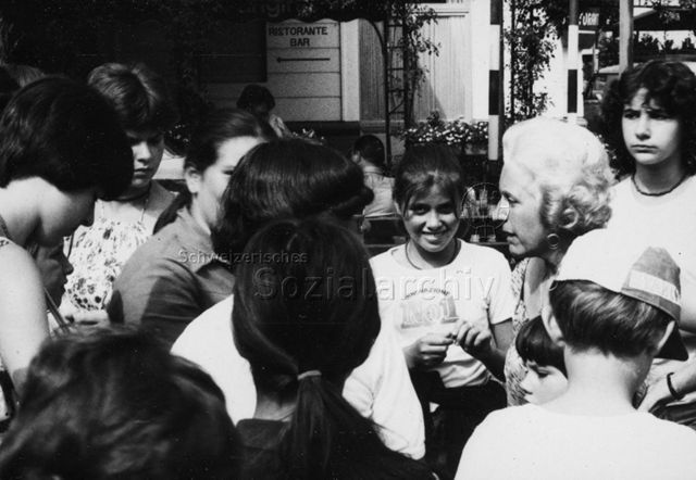 Kinder und Aufsichtsperson vor Restaurant; um 1980
