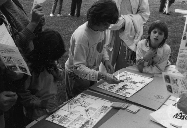 "Spielaktion Versoix 1990 - Berufslotto" - spielende Kinder