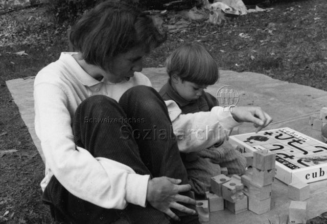 "Spielaktion Versoix 1990" - Frau und Kind beim Spielen mit Kugelbahn