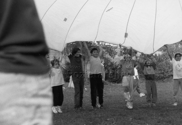 "Spielaktion Versoix 1990" - Kinder halten grosses Tuch fest
