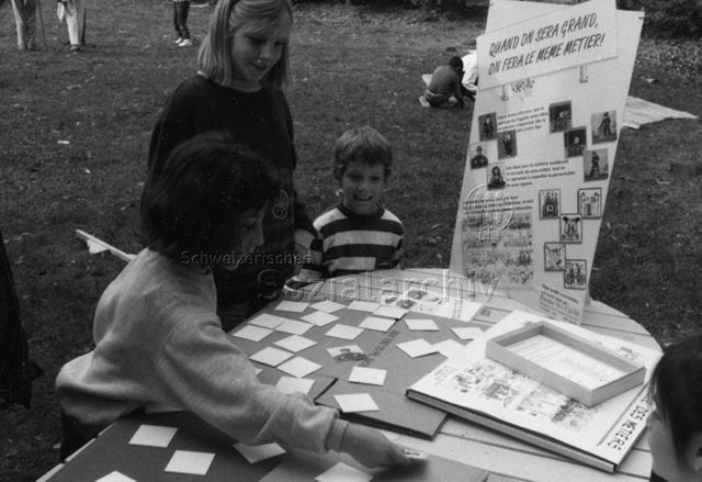 "Spielaktion Versoix 1990" - Kinder beim Memoryspielen