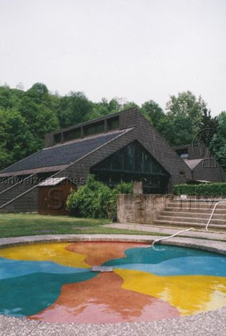 "Bosco della Bella" - Ansicht der Aussenanlage, Planschbecken, hinten Schwimmbad; 1997