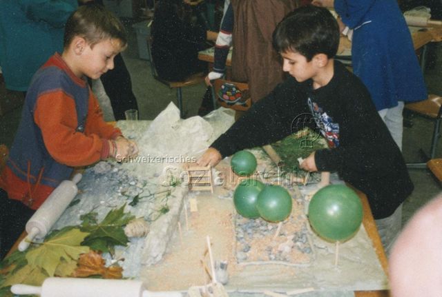 Fantasie-Werkstatt, Modellbau Pausenplatzplanung, Garten- und Promenadenschulhaus Bremgarten - Zwei Jungen beim Basteln; 1999