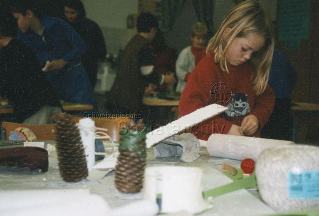 Fantasie-Werkstatt, Modellbau Pausenplatzplanung, Garten- und Promenadenschulhaus Bremgarten - Mädchen beim Basteln; 1999