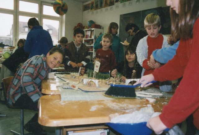 Fantasie-Werkstatt, Modellbau Pausenplatzplanung, Garten- und Promenadenschulhaus Bremgarten - Kinder posieren mit Modell, Aufräumarbeiten; 1999