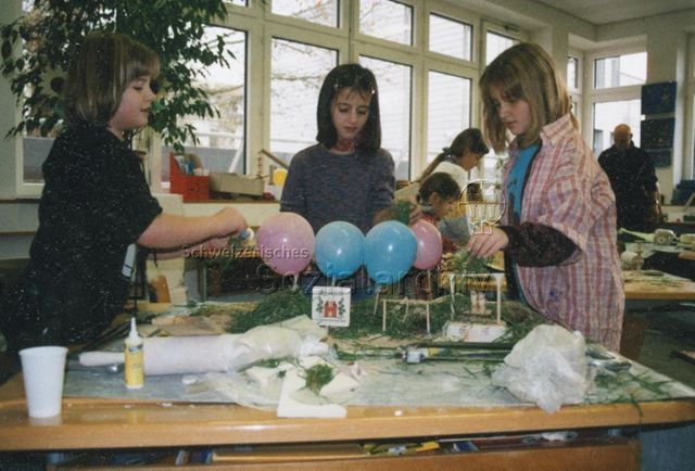 Fantasie-Werkstatt, Modellbau Pausenplatzplanung, Garten- und Promenadenschulhaus Bremgarten - Drei Mädchen beim Basteln; 1999