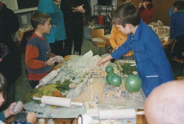 Fantasie-Werkstatt, Modellbau Pausenplatzplanung, Garten- und Promenadenschulhaus Bremgarten - Kinder beim Basteln; 1999