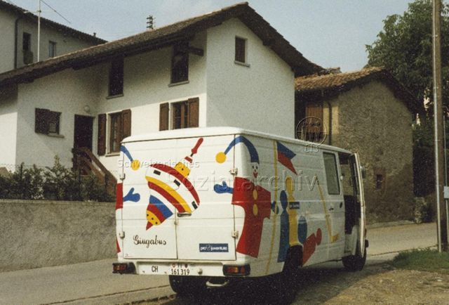 "Giügabus" - Spielbus, wahrscheinlich im Tessin; um 1990