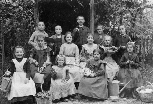 "Gruppen" - Mädchen und Jungen posieren für Foto; um 1920