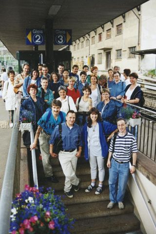 "Pro Juventute-Ausflug Hergiswil" - Gruppenfoto am Bahnhof; 26.06.1998