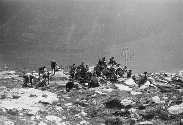 Schulreise Rosegtal Graubünden - Schulklasse bei der Rast; um 1965
