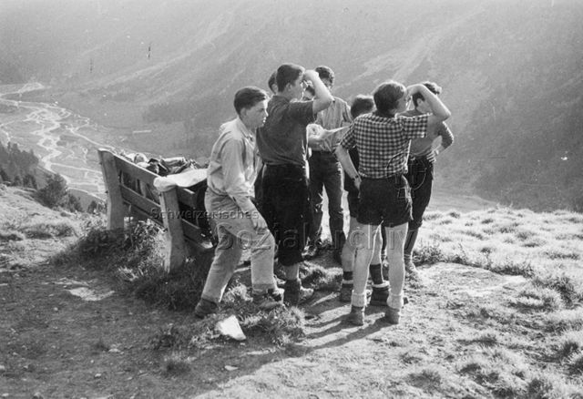 Schulreise Rosegtal Graubünden - Eine Gruppe von Knaben blickt in die Ferne, im Hintergrund Sicht ins Tal; um 1965