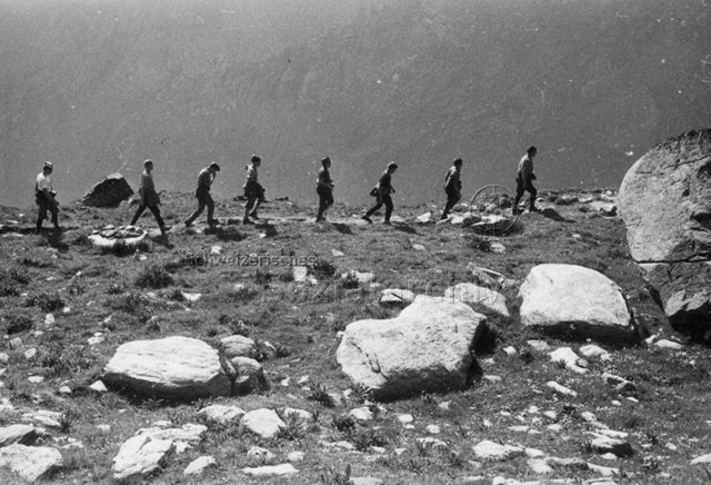 Schulreise Rosegtal Graubünden - Wanderer folgen hintereinander dem Weg; um 1965
