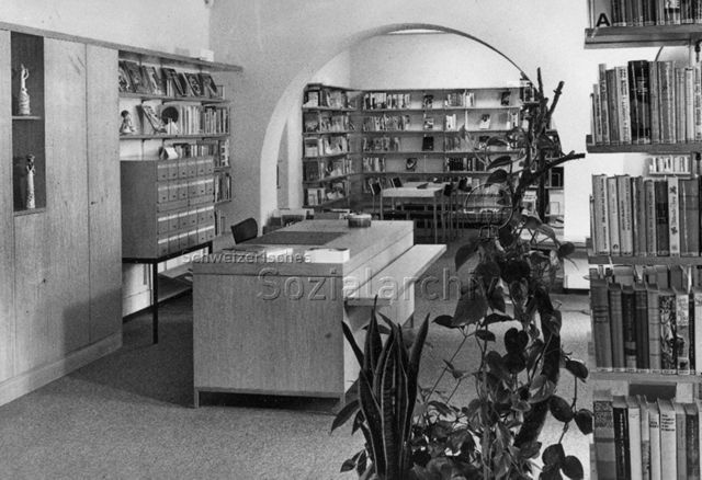 "Berner Volksbücherei Bibliothek Laubegg" - Schreibtisch, Bücherregale; um 1965