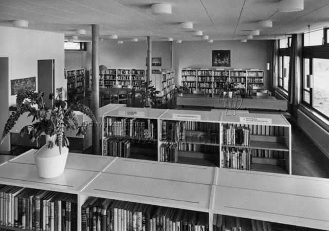 "Berner Volksbücherei Quartierbibliothek Tscharnergut" - Bücherregale; um 1965