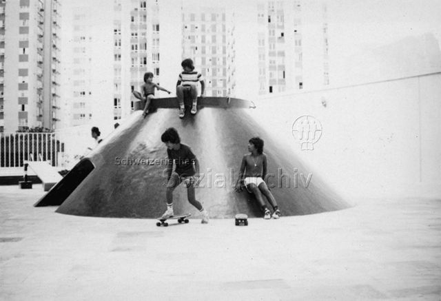 "Etagenspielplatz Hochhaus, Rio de Janeiro, Brasilien" - Kinder beim Spielen, Rollbretter; 1978