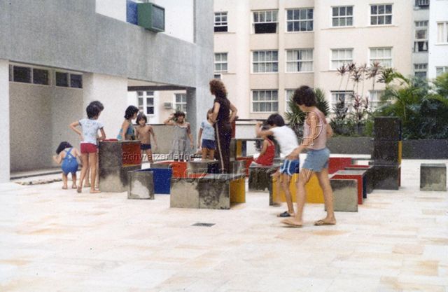 "Etagenspielplatz Hochhaus, Rio de Janeiro, Brasilien" - Kinder und Aufsichtsperson beim Spielen; 1978