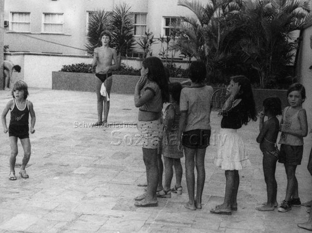 "Etagenspielplatz Hochhaus, Rio de Janeiro, Brasilien" - Kinder beim Seilspringen; 1978