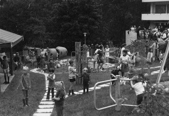 "Einweihungsfest auf Siedlungsspielplatz Lichtensteig" - Kinder und Erwachsene erkunden den neuen Spielplatz; 1970